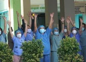 Bác sĩ, điều dưỡng reo hò khi bệnh viện Đà Nẵng dỡ phong tỏa