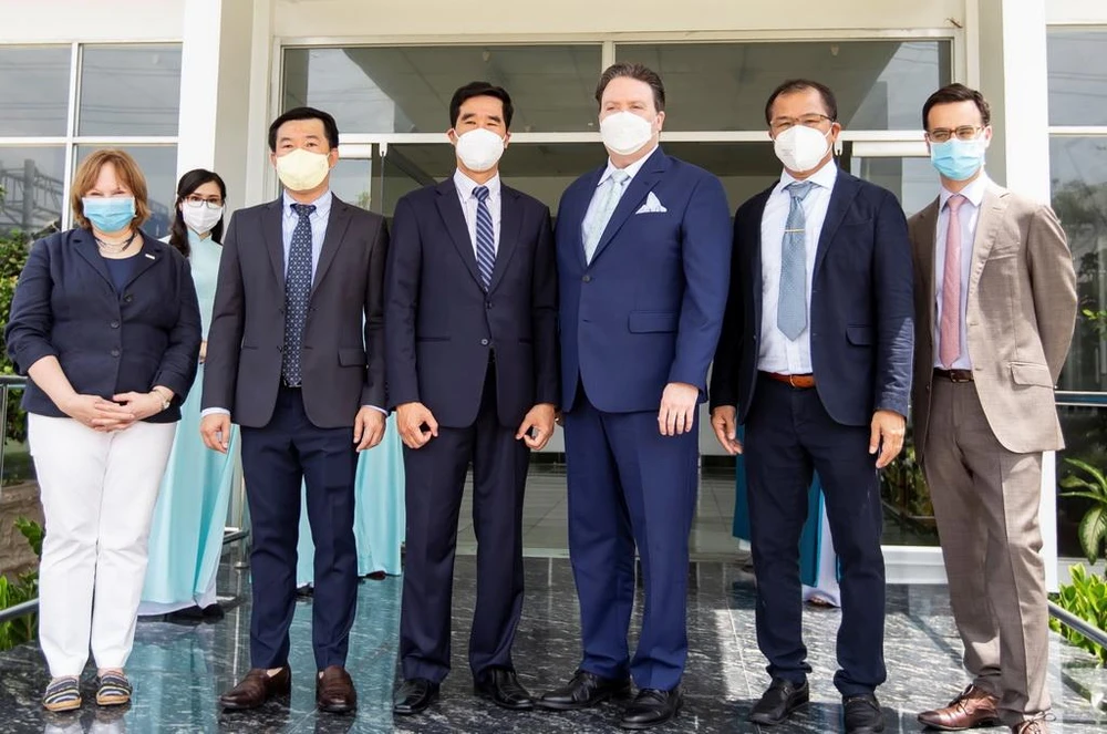 Đại diện Vinamilk tiếp đón tân Đại sứ Marc Evans Knapper và đoàn công tác Đại sứ quán Hoa Kỳ