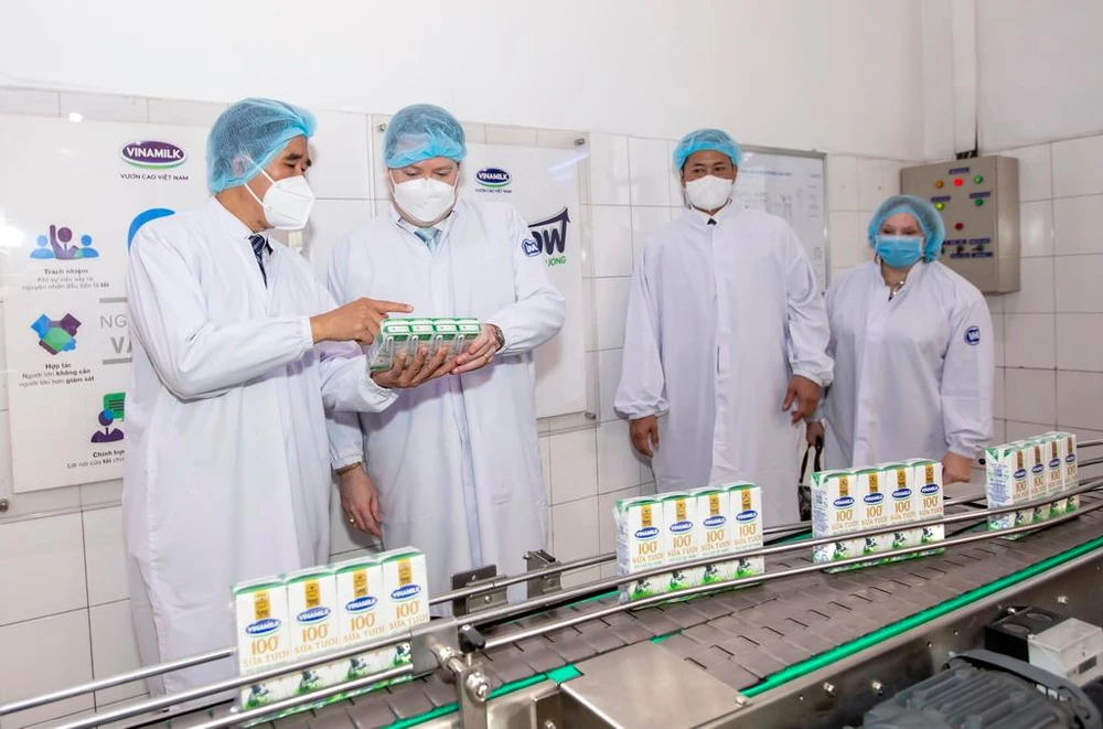 Ông Nguyễn Quốc Khánh – Giám đốc Điều hành Vinamilk giới thiệu đến Đại sứ và đoàn công tác về hệ thống dây chuyền và các sản phẩm của Vinamilk