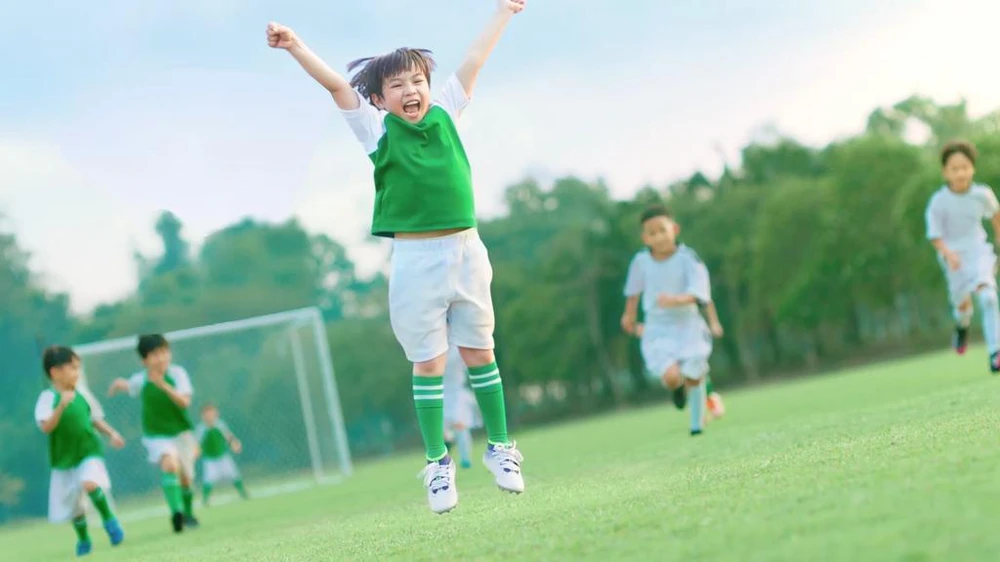 Thường xuyên vận động, tiếp xúc với môi trường bên ngoài làm tăng khả năng thích ứng và phòng vệ tự nhiên của cơ thể, giúp trẻ giảm nguy cơ ốm vặt.