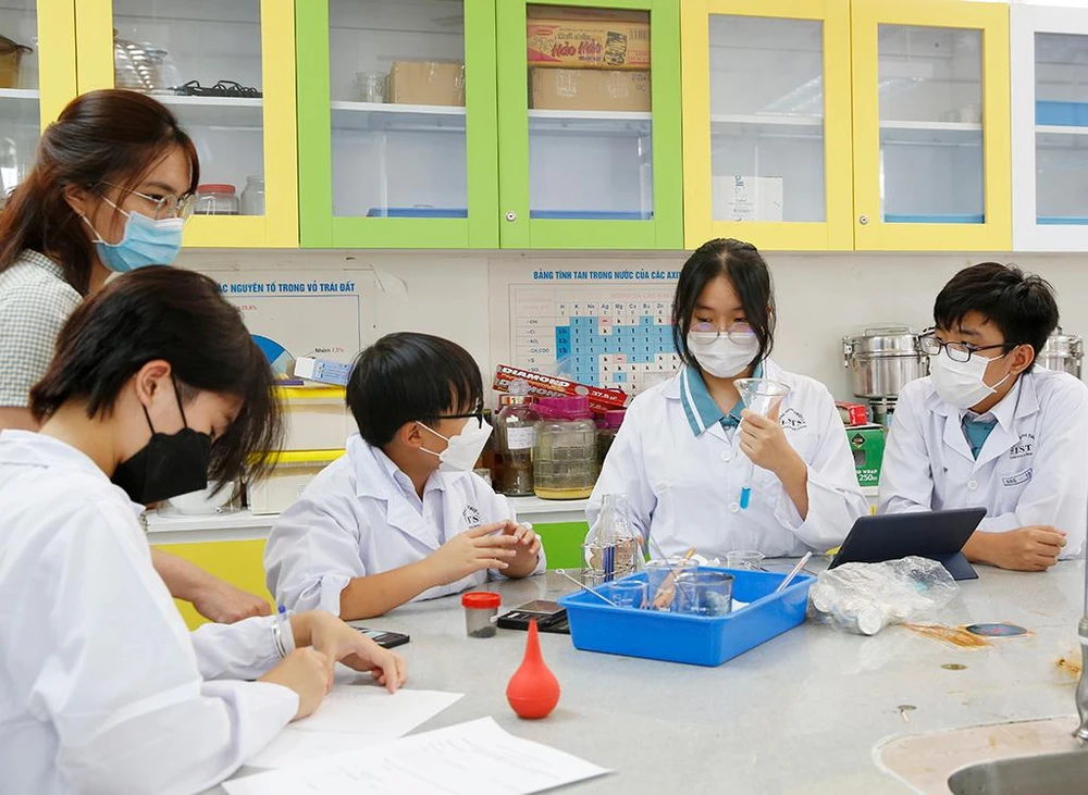 Học sinh Trường THCS - THPT Đinh Thiện Lý đang thực hành thí nghiệm trong giờ học môn Hóa