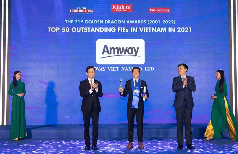 Ông Huỳnh Thiên Triều - Tổng Giám đốc Amway Việt Nam nhận giải Rồng Vàng 2021