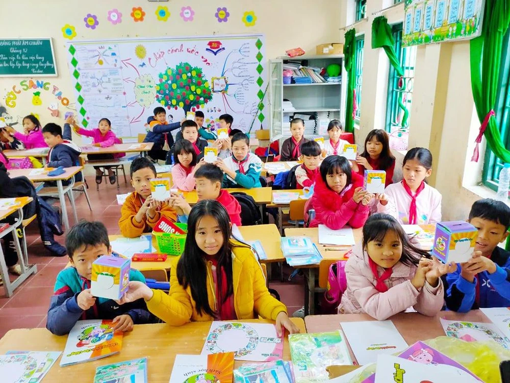 Các em học sinh tham gia dự án giáo dục quản lý tài chính thông minh Cha Ching của Prudential