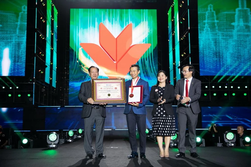 Với hơn 2.000m LED Matrix cùng hệ thống gần 700 đèn chiếu sáng và 200 loa công suất lớn được sử dụng, Light Up Viet Nam đã xác lập kỷ lục “Đại nhạc hội âm nhạc sử dụng công nghệ Lighting Show kết hợp LED matrix lớn nhất tại Việt Nam” do Tổ chức Kỷ lục Việt Nam chứng nhận. Với hơn 2.000m LED Matrix cùng hệ thống gần 700 đèn chiếu sáng và 200 loa công suất lớn được sử dụng, Light Up Viet Nam đã xác lập kỷ lục “Đại nhạc hội âm nhạc sử dụng công nghệ Lighting Show kết hợp LED matrix lớn nhất tại Việt Nam” do Tổ chức Kỷ lục Việt Nam chứng nhận.