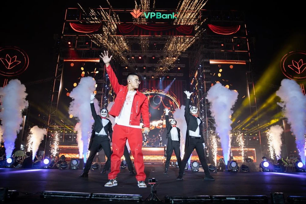 Không khí đại nhạc hội được “bơm” thêm sức nóng khi chất giọng mạnh mẽ của GDucky trên nền bản rap Tiền Nhiều Để Làm Gì vang lên. Theo đánh giá của nhiều khán giả, đây là một trong những tiết mục đỉnh nhất chương trình, kết hợp hoàn hảo từ hình tượng con rối đến visual mãn nhãn và sự xuất hiện của 30 vũ công đeo mặt nạ đầy ma mị. Không khí đại nhạc hội được “bơm” thêm sức nóng khi chất giọng mạnh mẽ của GDucky trên nền bản rap Tiền Nhiều Để Làm Gì vang lên. Theo đánh giá của nhiều khán giả, đây là một trong những tiết mục đỉnh nhất chương trình, kết hợp hoàn hảo từ hình tượng con rối đến visual mãn nhãn và sự xuất hiện của 30 vũ công đeo mặt nạ đầy ma mị.