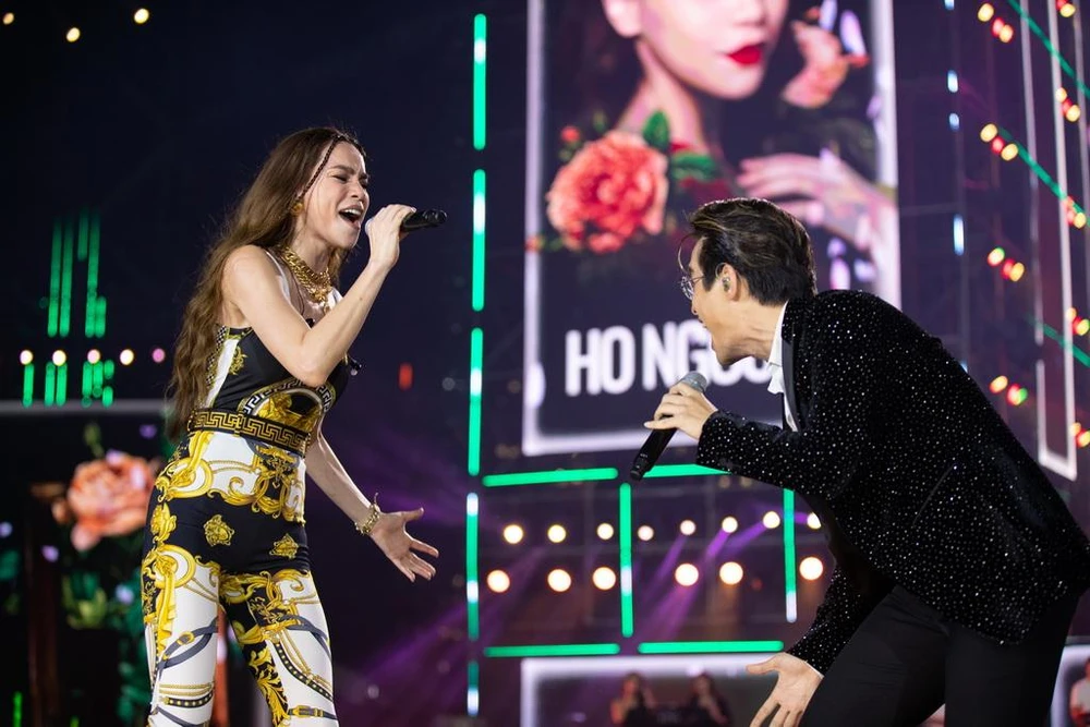 Màn “tráo hit” của Hồ Ngọc Hà và quý ông Hà Anh Tuấn một lần nữa khiến không gian như vỡ oà. Hai giọng ca Việt sáng giá đã gây “nhớ thương” cả bầu trời Light Up Vietnam trong giai điệu đầy êm ái, sâu lắng của bản mashup 2 ca khúc được khán giả “thuộc lòng": Cả Một Trời Thương Nhớ và Tháng Tư Là Lời Nói Dối Của Em. Màn “tráo hit” của Hồ Ngọc Hà và quý ông Hà Anh Tuấn một lần nữa khiến không gian như vỡ oà. Hai giọng ca Việt sáng giá đã gây “nhớ thương” cả bầu trời Light Up Vietnam trong giai điệu đầy êm ái, sâu lắng của bản mashup 2 ca khúc được khán giả “thuộc lòng": Cả Một Trời Thương Nhớ và Tháng Tư Là Lời Nói Dối Của Em.