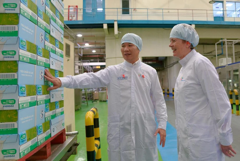 Trong hành trình 25 năm hiện diện và phát triển tại Việt Nam, FrieslandCampina luôn hướng đến mục tiêu chăm sóc sức khỏe người tiêu dùng thông qua những sản phẩm dinh dưỡng chất lượng cao Trong hành trình 25 năm hiện diện và phát triển tại Việt Nam, FrieslandCampina luôn hướng đến mục tiêu chăm sóc sức khỏe người tiêu dùng thông qua những sản phẩm dinh dưỡng chất lượng cao