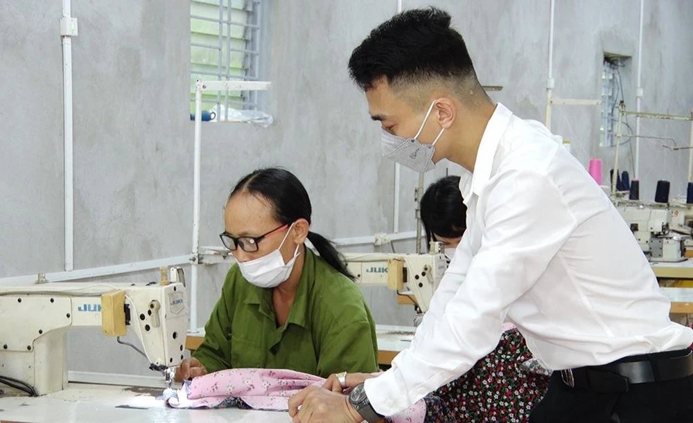 Phan Minh Quý không may bị khuyết tật vận động sau một trận sốt khi vừa 3 tháng tuổi