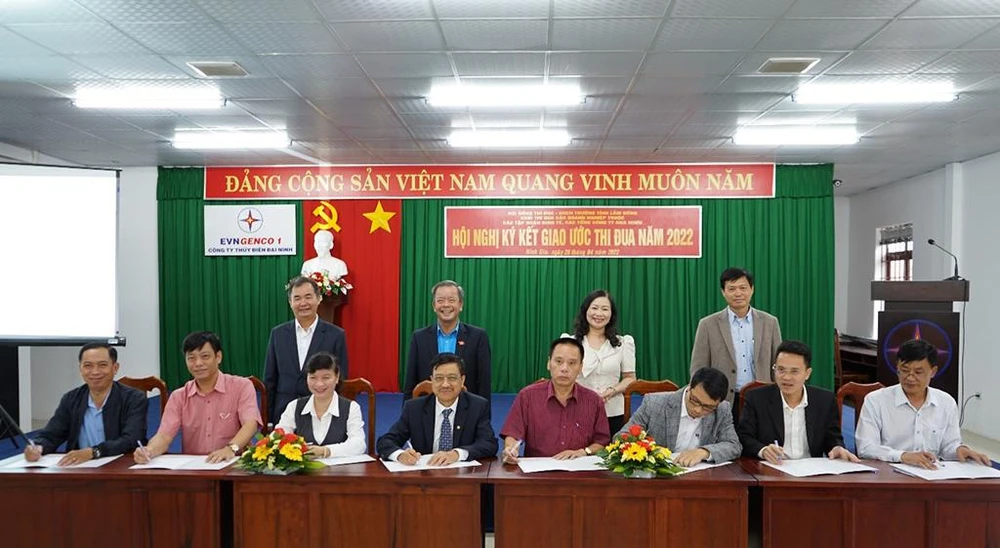 Lãnh đạo các đơn vị ký kết giao ước thi đua khối năm 2022