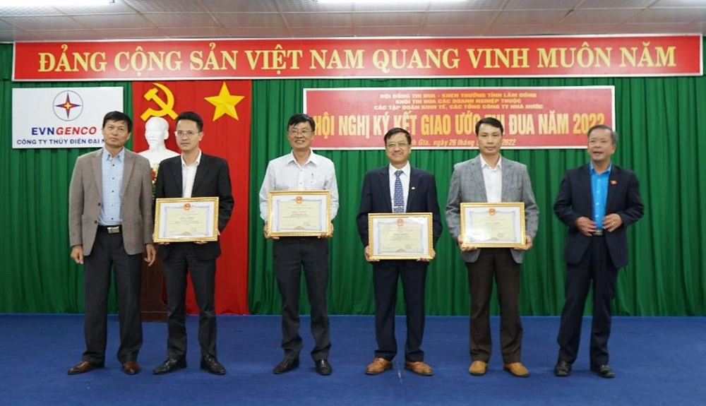 Đại diện Đảng ủy Khối doanh nghiệp và Liên đoàn Lao động tỉnh trao Bằng khen cho các đơn vị hoàn thành xuất sắc nhiệm vụ năm 2021