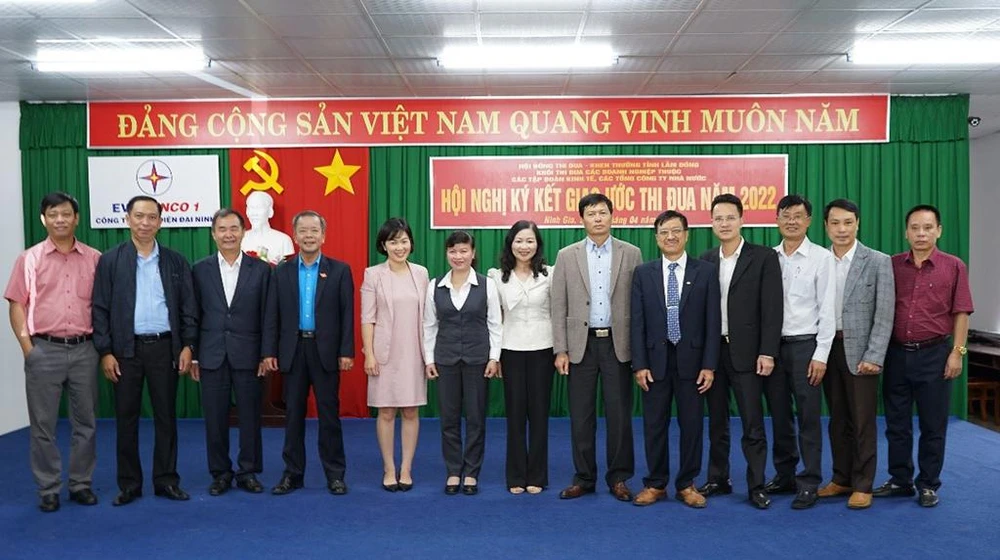 Lãnh đạo Đảng ủy Khối doanh nghiệp tỉnh, Liên đoàn Lao động tỉnh, Ban Thi đua Khen thưởng tỉnh chụp hình lưu niệm cùng lãnh đạo các đơn vị trong khối