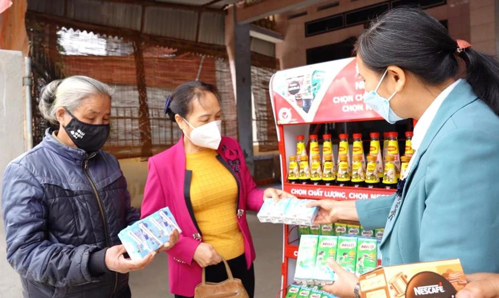 Quầy hàng với các sản phẩm do Nestlé cung cấp đã giúp nhiều chị em cải thiện sinh kế, nâng cao thu nhập