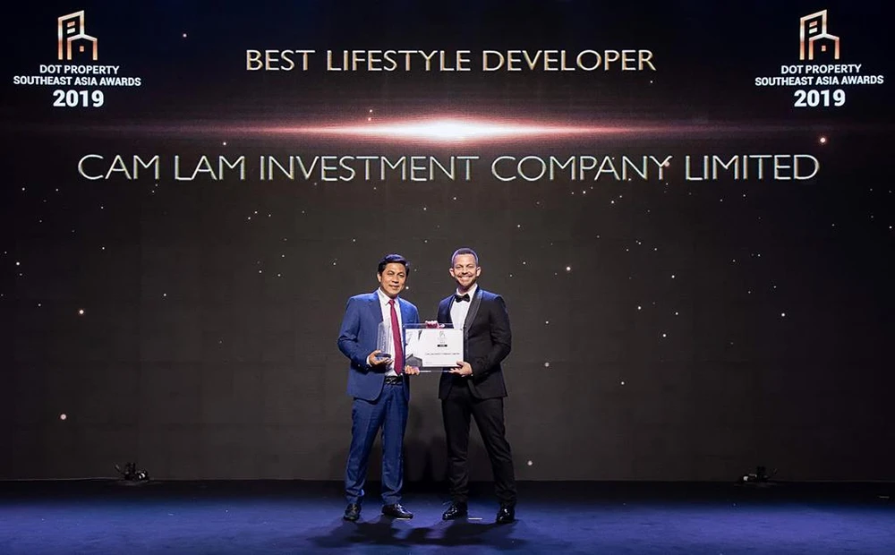 Đại diện Cam Ranh Bay Hotels &amp; Resorts nhận giải thưởng tại Dot Property 2019.