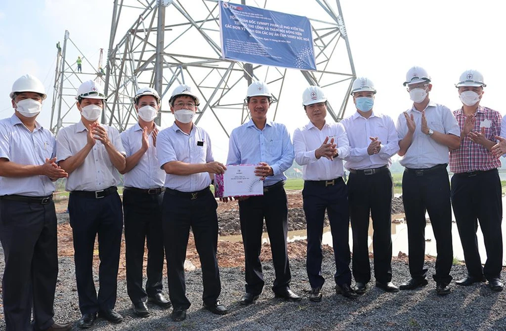 TGĐ EVNNPT Phạm Lê Phú kiểm tra thi công dự án trạm biến áp 500kV Đức Hoà.