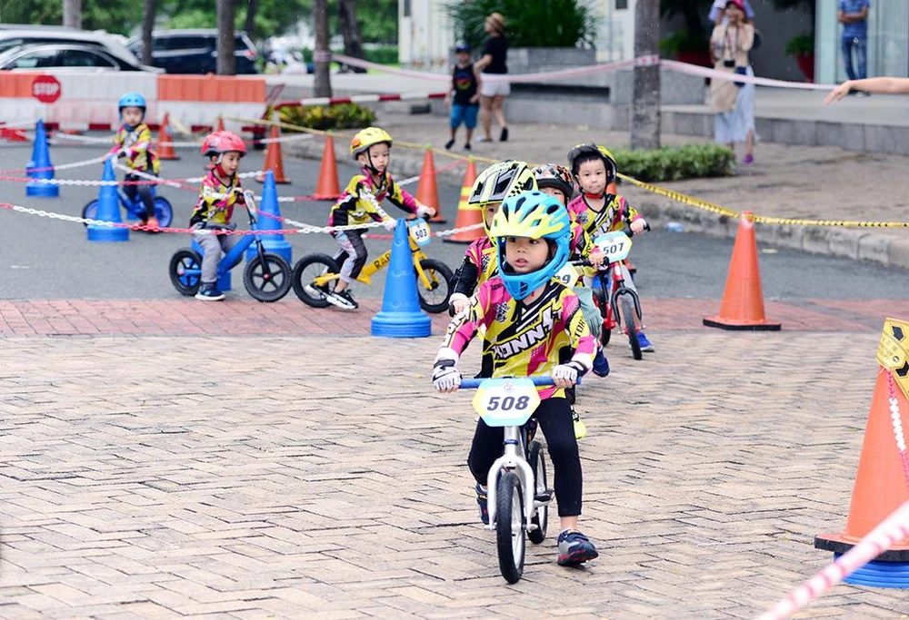Trẻ nhỏ tham gia trò chơi đạp xe tại ngày hội năm 2019