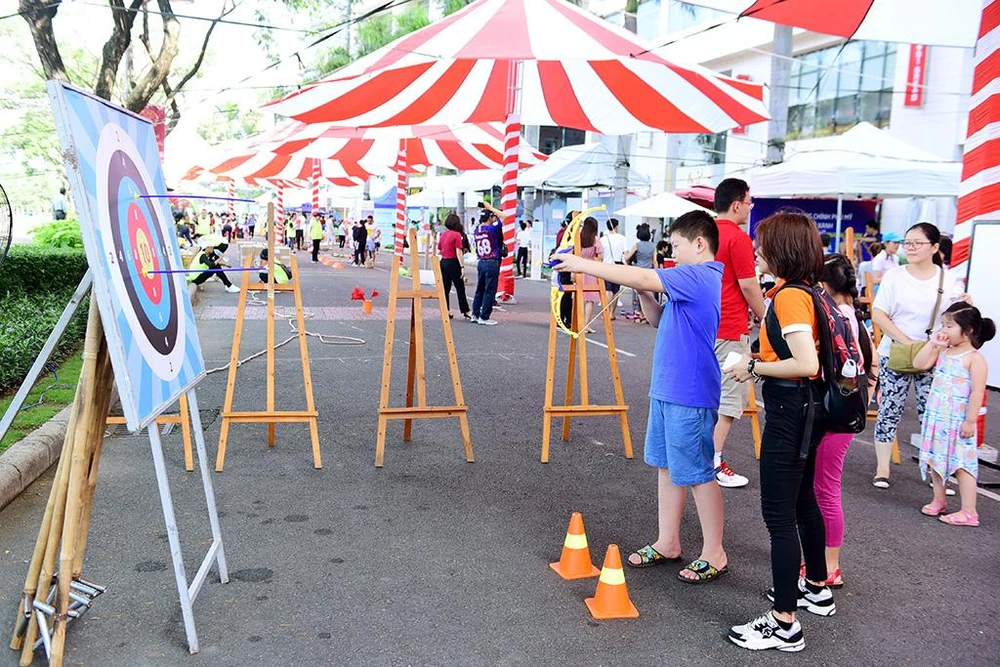 Trò chơi bắn cung được các em hưởng ứng tích cực