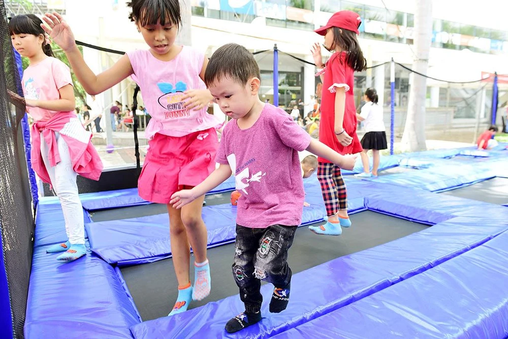 Trò chơi bật nhún với nhà bạt khổng lồ