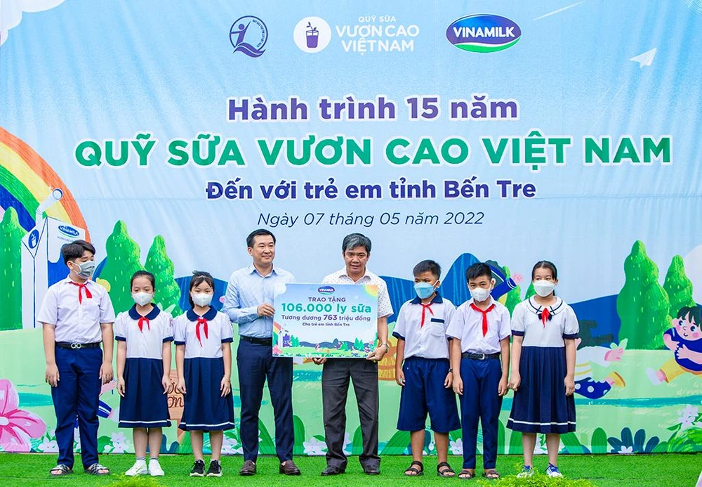 Đại diện Vinamilk và Quỹ sữa trao tặng 106.000 ly sữa cho các em nhỏ có hoàn cảnh khó khăn tại Bến Tre.