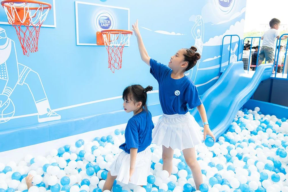 Thử thách “một ly sữa mỗi sáng – ở trường ngại gì thử thách” tái hiện sân chơi trường học giúp bé dẻo dai, bền bĩ để vượt qua thử thách.