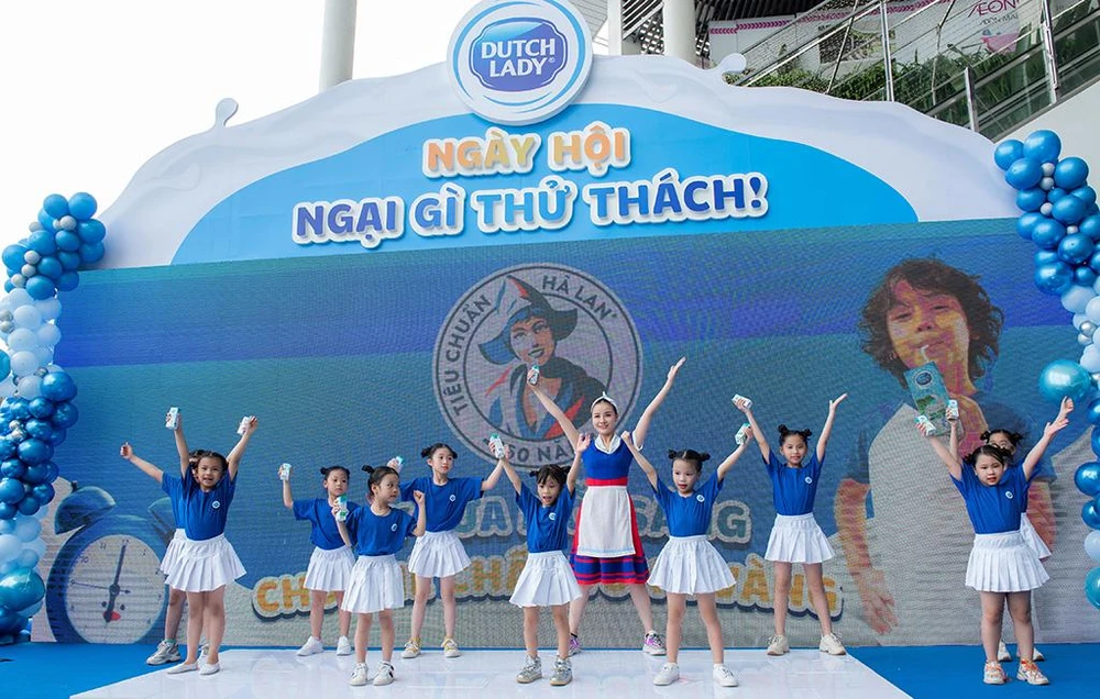 Thử thách “một ly sữa mỗi sáng – hòa nhịp vũ điệu Cô Gái Hà Lan” khuyến khích các bé cùng nhau hòa nhịp theo vũ điệu uống sữa, thể hiện tinh thần đồng đội.