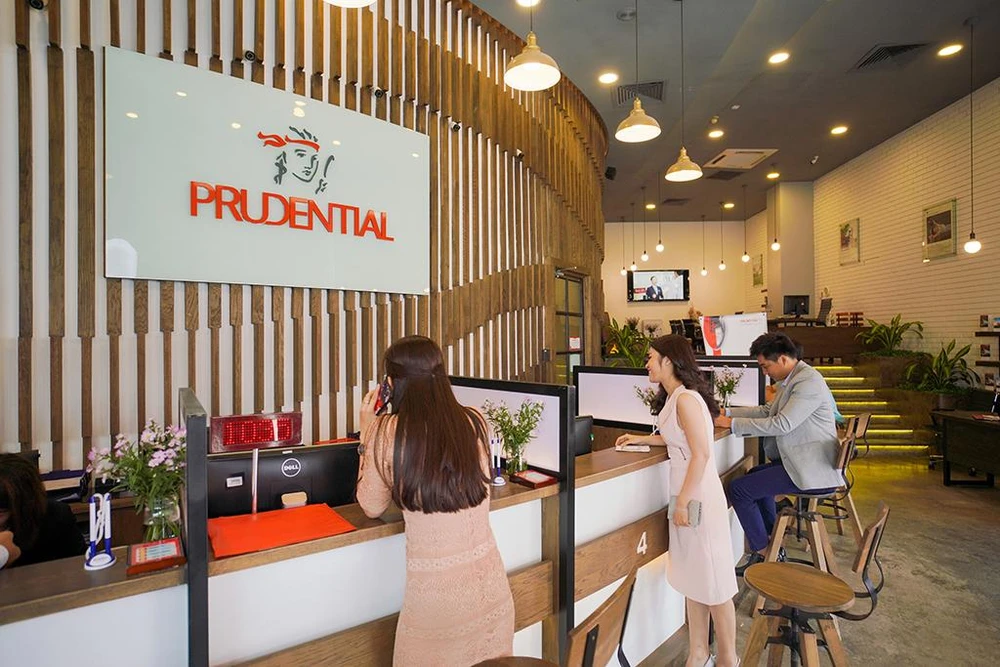 Khách hàng giao dịch với Prudential Việt Nam