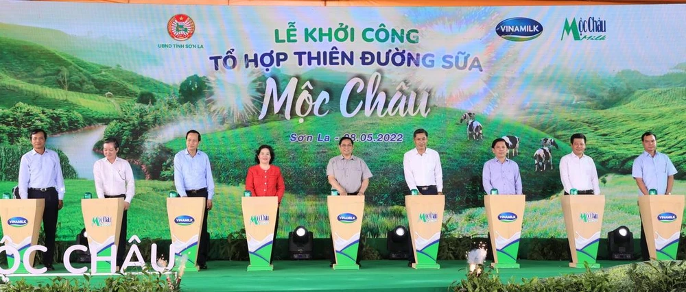 Thủ tướng Chính phủ cùng các đại biểu và lãnh đạo của Vinamilk, Mộc Châu Milk thực hiện nghi thức khởi công “Tổ hợp Thiên đường sữa Mộc Châu”.