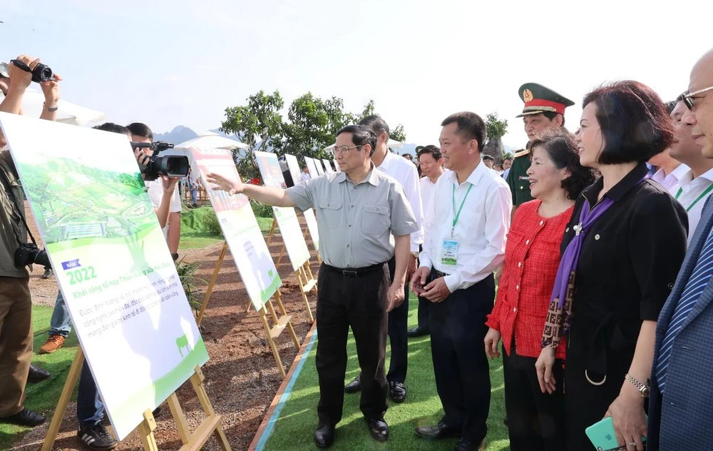 Thủ tướng Chính phủ Phạm Minh Chính và đoàn công tác nghe giới thiệu về tổ hợp dự án có vốn đầu tư lên đến hơn 3.000 tỷ của Vinamilk và Mộc Châu Milk.