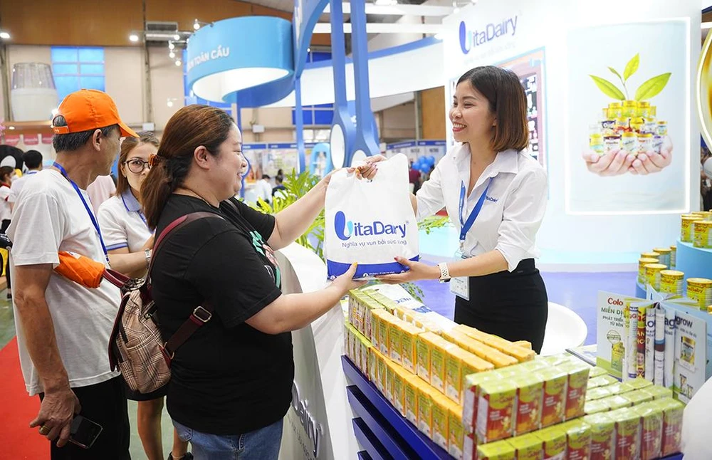 Khách hàng đến tham gia trải nghiệm và mua sắm tại gian hàng