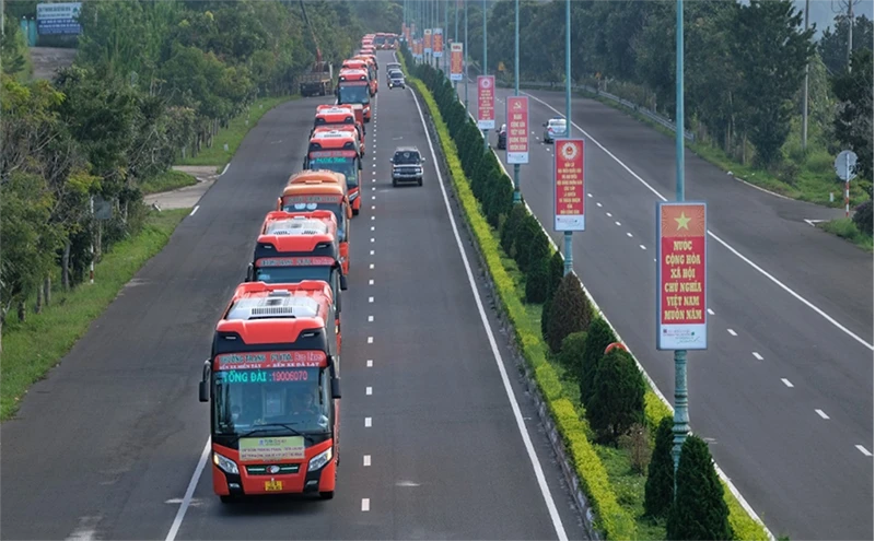 Đoàn xe của Tập đoàn Phương Trang chở nông sản tươi từ Lâm Đồng về tặng TP.HCM và các địa phương khác.