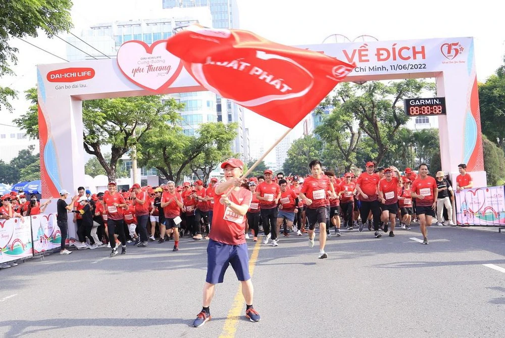 Ông Ngô Việt Phương, Phó TGĐ Kinh doanh, Dai-ichi Life Việt Nam thực hiện nghi thức xuất phát tại sự kiện kết nối “Dai-ichi Life - Cung đường yêu thương 2022”