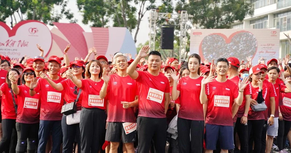 Ca sĩ Trọng Hiếu và hoa hậu Đỗ Mỹ Linh cùng người tham gia hào hứng với không khí sôi động của sự kiện kết nối “Dai-ichi Life - Cung đường yêu thương 2022”