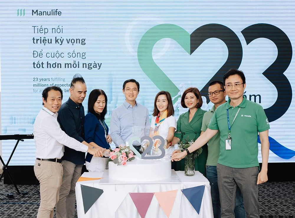 Tính đến nay, hơn 1,5 triệu khách hàng đã đặt niềm tin và lựa chọn đồng hành cùng Manulife Việt Nam. Tính đến nay, hơn 1,5 triệu khách hàng đã đặt niềm tin và lựa chọn đồng hành cùng Manulife Việt Nam.