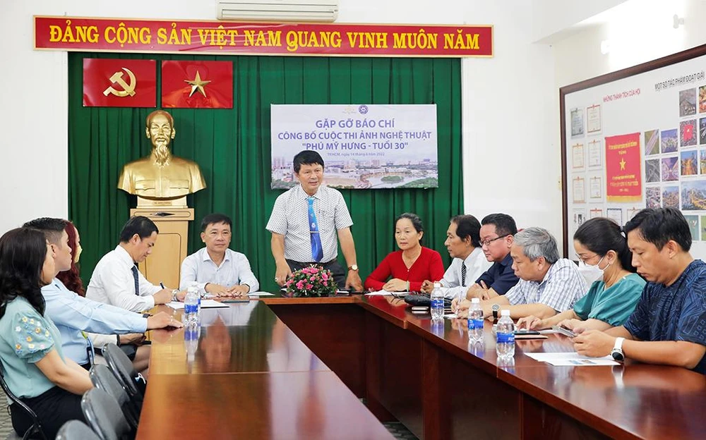 Ông Đoàn Hoài Trung, Chủ tịch Hội Nhiếp ảnh TP.HCM, giới thiệu với báo chí về cuộc thi ảnh nghệ thuật “Phú Mỹ Hưng – Tuổi 30”.