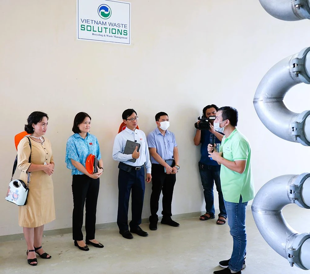 Các thành viên Ban Đô thị HĐND TP.HCM tham quan khu xử lý nước rỉ rác trong Khu Liên hợp Xử lý Chất thải Đa Phước Các thành viên Ban Đô thị HĐND TP.HCM tham quan khu xử lý nước rỉ rác trong Khu Liên hợp Xử lý Chất thải Đa Phước