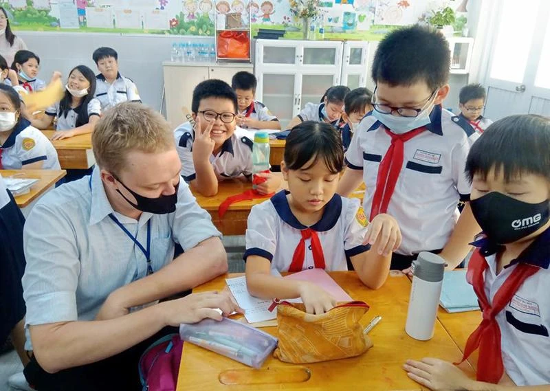 Các em học sinh đang được giáo viên quốc tế hướng dẫn học tập