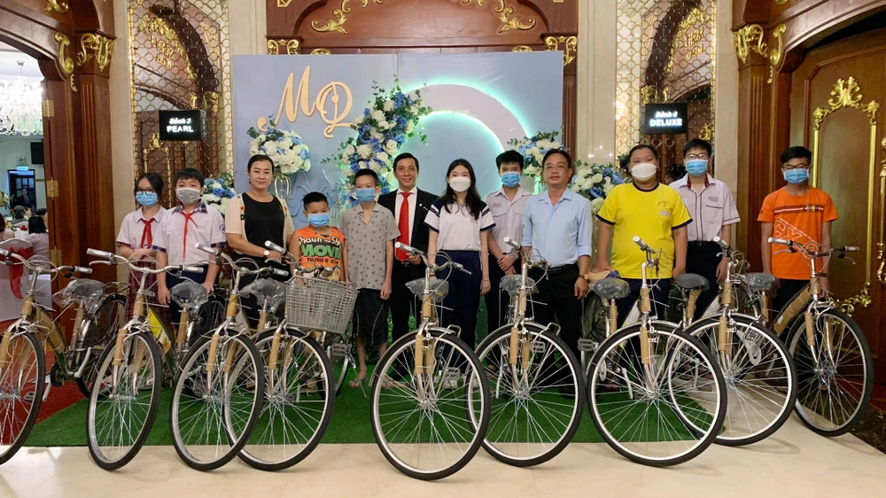 Prudential trao tặng xe đạp cho học sinh nghèo hiếu học tại quận Gò Vấp