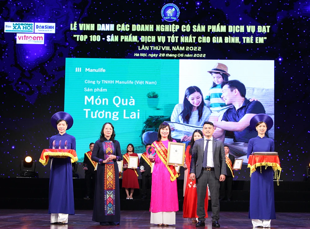 Bà Trịnh Bích Ngọc, Giám đốc Khối Chất lượng Phân phối &amp; Phát triển Kênh Omni của Manulife Việt Nam nhận giải thưởng