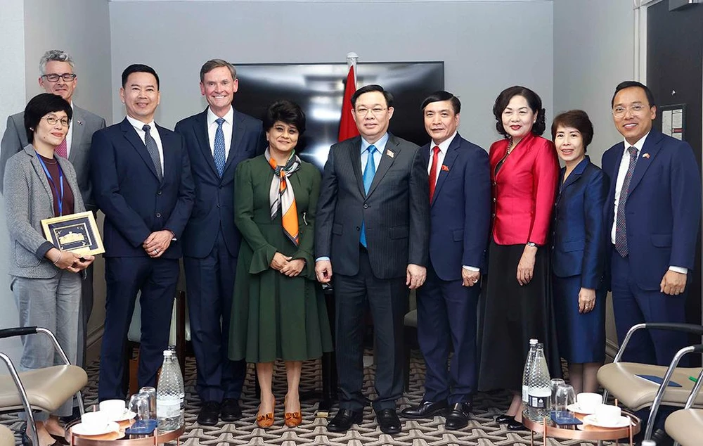 Bà Shriti Vadera - Chủ tịch Tập đoàn bảo hiểm Prudential cùng với ông Mark FitzPatrick – Tổng Giám đốc lâm thời của Prudential và ông Phương Tiến Minh - Tổng Giám đốc Prudential Việt Nam đã chia sẻ về cam kết của doanh nghiệp trong việc hỗ trợ nền kinh tế Việt Nam với ba sáng kiến quan trọng: đầu tư xanh, công nghệ bảo hiểm và định hướng phát triển TP.HCM trở thành trung tâm tài chính quốc tế. (Ảnh: TTXVN) Bà Shriti Vadera - Chủ tịch Tập đoàn bảo hiểm Prudential cùng với ông Mark FitzPatrick – Tổng Giám đốc lâm thời của Prudential và ông Phương Tiến Minh - Tổng Giám đốc Prudential Việt Nam đã chia sẻ về cam kết của doanh nghiệp trong việc hỗ trợ nền kinh tế Việt Nam với ba sáng kiến quan trọng: đầu tư xanh, công nghệ bảo hiểm và định hướng phát triển TP.HCM trở thành trung tâm tài chính quốc tế. (Ảnh: TTXVN)