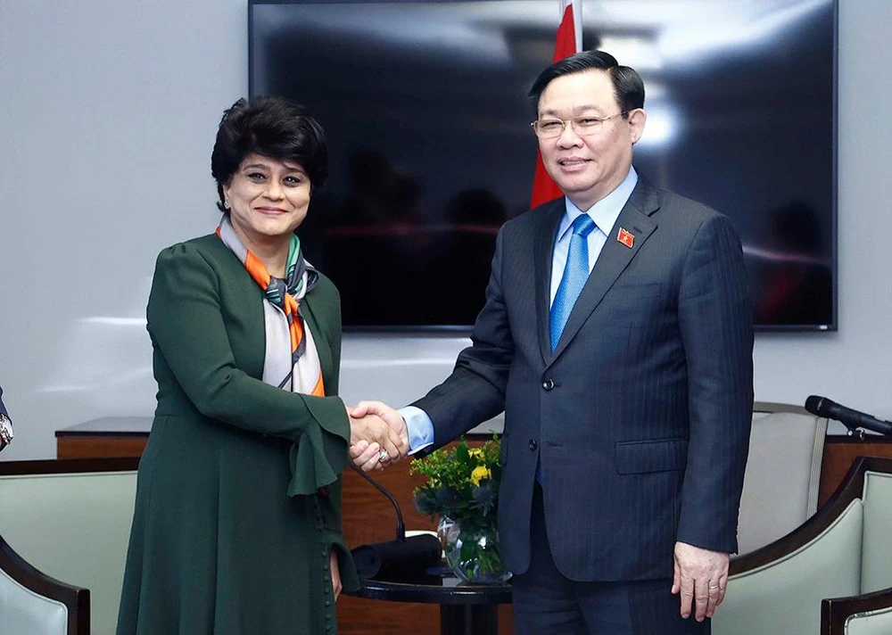 Chủ tịch Quốc hội Vương Đình Huệ tiếp lãnh đạo Tập đoàn Bảo hiểm Prudential do bà Shriti Vadera, Chủ tịch Tập đoàn làm trưởng đoàn. (Ảnh: TTXVN) Chủ tịch Quốc hội Vương Đình Huệ tiếp lãnh đạo Tập đoàn Bảo hiểm Prudential do bà Shriti Vadera, Chủ tịch Tập đoàn làm trưởng đoàn. (Ảnh: TTXVN)