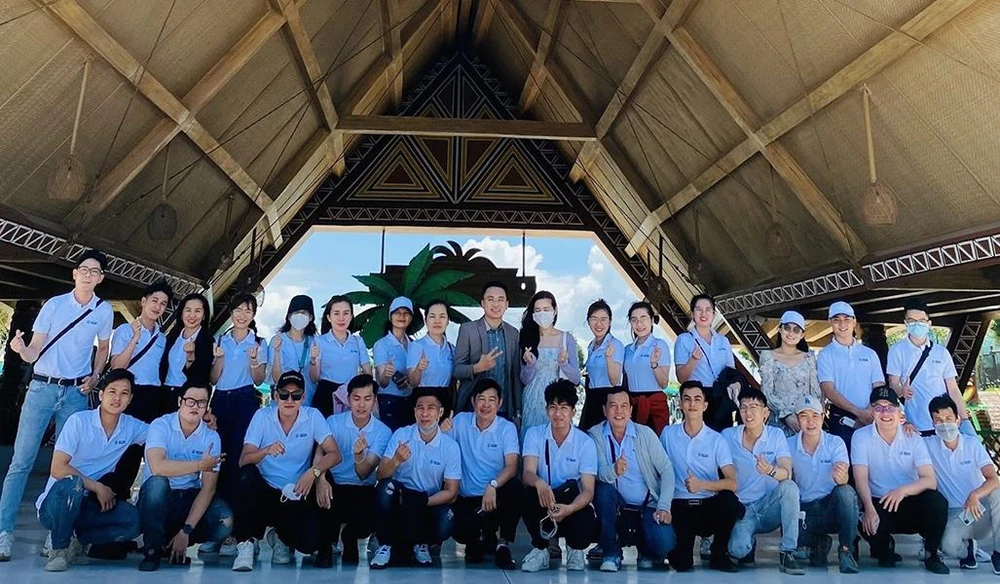 Điệp Phạm cùng đội ngũ chuyên viên môi giới New Real Estate