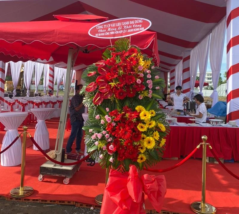 Công ty CP Vật liệu xanh Đại Dũng gửi lẵng hoa chúc mừng lễ khởi công. Ảnh: ĐT