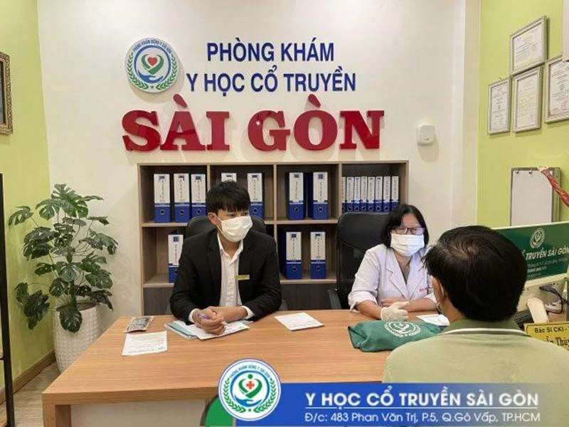 BS Nguyễn Thùy Ngoan đang thăm khám cho bệnh nhân