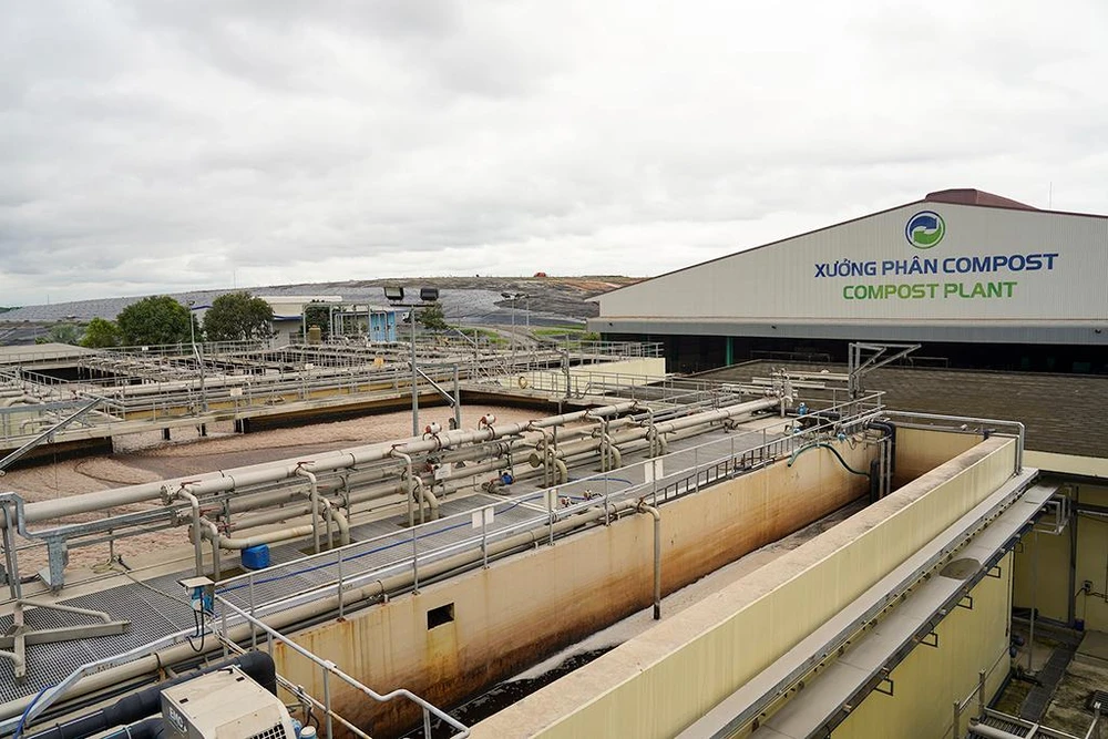 Đoàn kiểm tra tìm hiểu hệ thống bể chứa nước rỉ rác và xưởng phân Compost