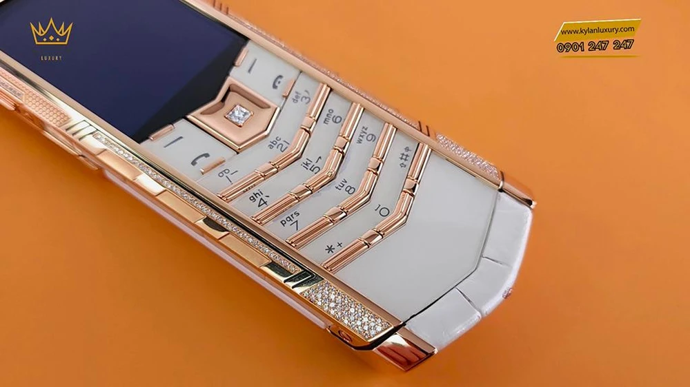 Cận cảnh vỏ máy và phím bấm làm bằng vàng nguyên khối của chiếc điện thoại siêu sang