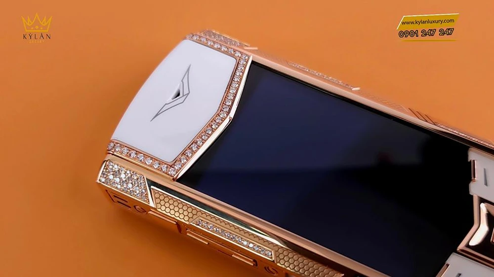Các hàng kim cương được đính dọc theo thân máy và bao quanh loa thoại, logo để tạo điểm nhấn cực kỳ tinh tế