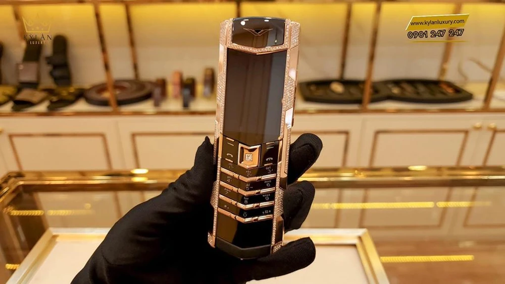 Mẫu Vertu Signature S đúc vàng và kim cương trong tông màu đen sang trọng