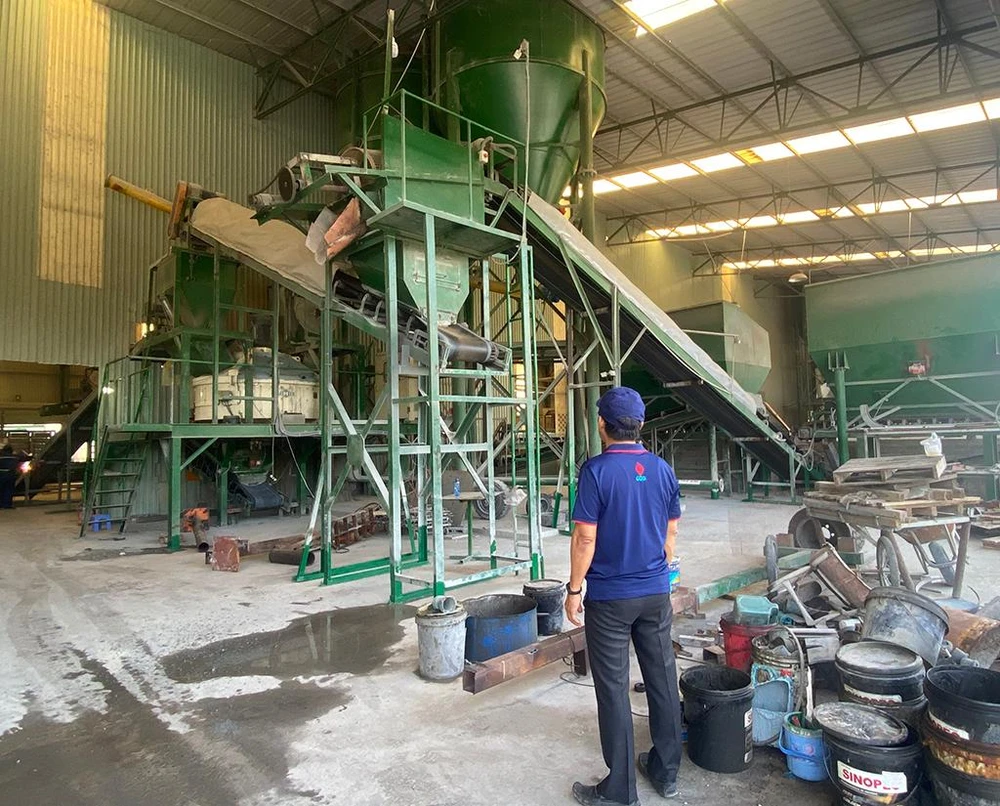 Dây chuyền sản xuất gạch không nung của Công ty CP Vật liệu xanh Đại Dũng tại KCN Hiệp Phước, Nhà Bè, TP.HCM. Ảnh: PV Dây chuyền sản xuất gạch không nung của Công ty CP Vật liệu xanh Đại Dũng tại KCN Hiệp Phước, Nhà Bè, TP.HCM. Ảnh: PV