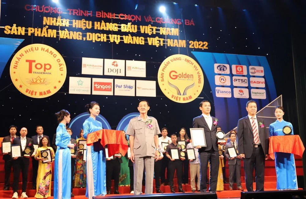Phương Trang nhận giải “Top 10 Nhãn hiệu hàng đầu và Dịch vụ vàng Việt Nam năm 2022” nhờ có hơn 20 năm phát triển trong lĩnh vực vận tải hành khách và logistics.