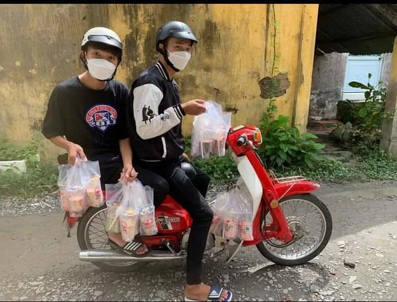 T.Q.Đ cùng bạn đi giao trà sữa cho khách