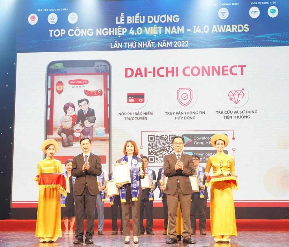 Bà Trần Thị Lan, Giám đốc Kinh doanh khu vực Hà Nội của Dai-ichi Life Việt Nam, nhận giải thưởng “Top Doanh nghiệp Công nghiệp 4.0 Việt Nam”.